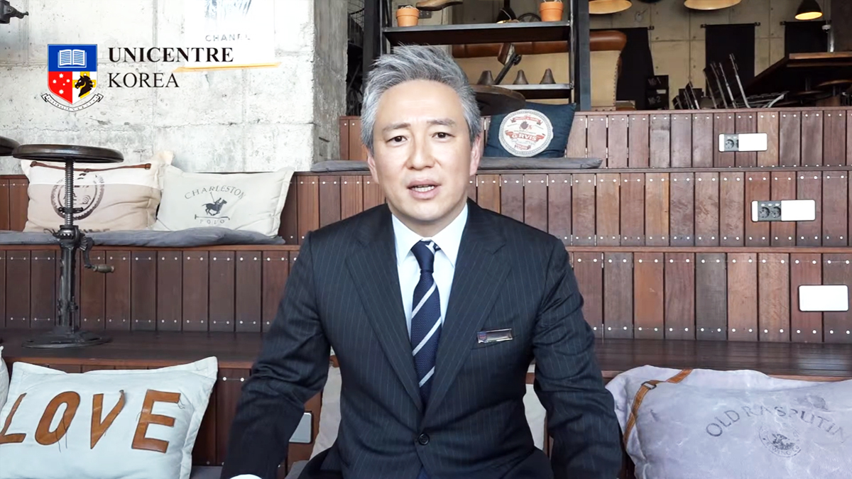 Scott Lee의 유니센터·대학교 인사말 영상 장면